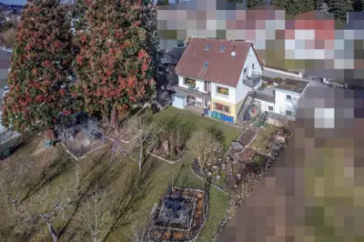 Gepflegtes Anwesen mit 1.800 qm großem Traumgrundstück im Hüttfeld
