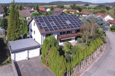 GROSSZÜGIGES MEHRGENERATIONENHAUS MIT CA. 370 m² WOHNFLÄCHE, GROSSEM GARTEN & DOPPELGARAGE
