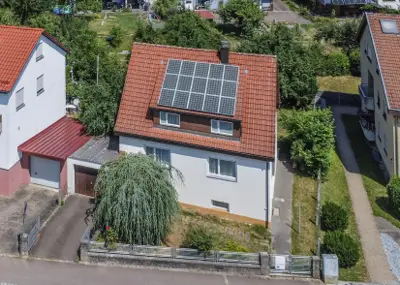 ATTRAKTIVES, AUSBAUFÄHIGES EINFAMILIENHAUS MIT GROSSEM GARTEN