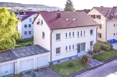 WOHNEN UND VERMIETEN UNTER EINEM DACH – DREIFAMILIENHAUS MIT GARTEN MITTEN IM HÜTTFELD