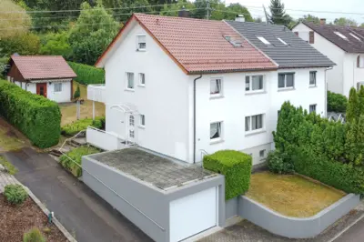 MODERNISIERTE DOPPELHAUSHÄLFTE IN IDYLLISCHER WANDRANDLAGE MIT WEITLÄUFIGEM GRUNDSTÜCK