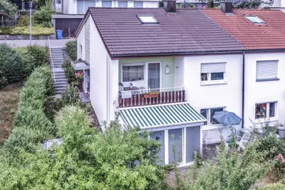 GEPFLEGTE DOPPELHAUSHÄLFTE MIT WINTERGARTEN, BALKON UND GARTEN IN RUHIGER LAGE