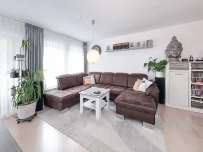 ATTRAKTIVE ERDGESCHOSSWOHNUNG MIT TERRASSE, GARTENANTEIL UND GARAGE
